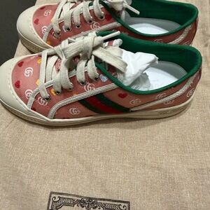 Children's Gucci Tennis sneaker
Color: pink nylon
Size: 33   |